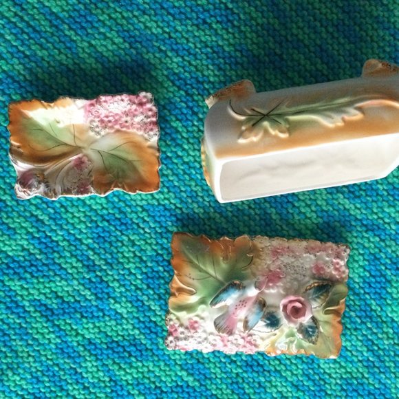 Vintage Japanese footed jar with lid and a small plate majolica? 3D flower et - Picture 2 of 8